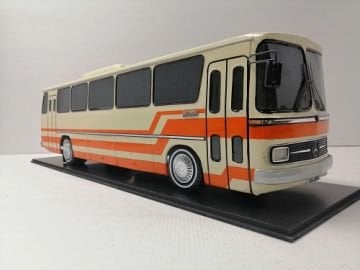 MAKET BOY:60-YÜKSEKLİK:17 CM (1:18 ÖLÇÜ) MERCEDES OTOMARSAN O-302(BEYAZ TURUNCU 76 KUŞAKLI)