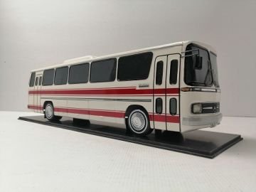 MAKET BOY:60-YÜKSEKLİK:17 CM (1:18 ÖLÇÜ) MERCEDES OTOMARSAN O-302(KREM KIRMIZI KUŞAKLI)