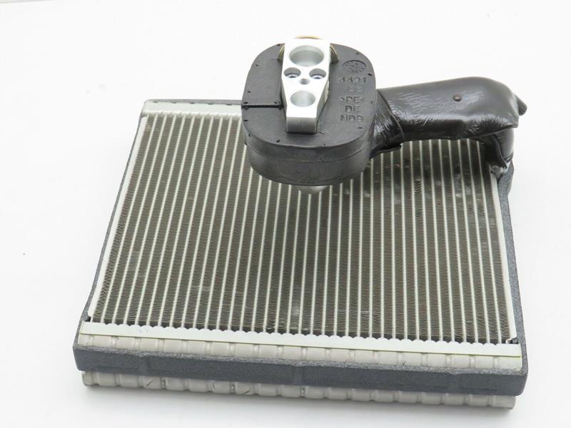 EVAPORATÖR GOLF 7 DENSO TİPİ VALF ÜZERİNDE