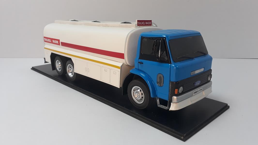 MAKET BOY:47-YÜKSEKLİK:16 CM (1:18 ÖLÇÜ) FORD D-1210 (TANKER)(SİYAH PANJUR)