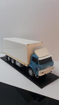 MAKET BOY:47-YÜKSEKLİK:19 CM (1:18 ÖLÇÜ) FORD D-1210 (KAPALI KASA KAMYON)(BEYAZ PANJUR)